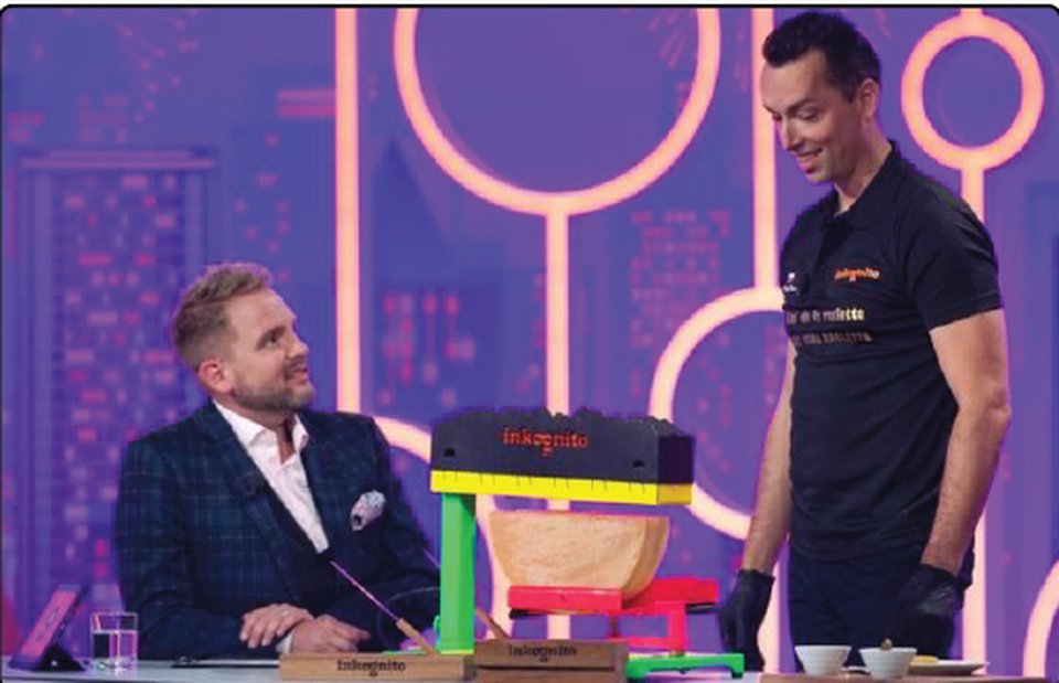 Milan Kolář s moderátorom v televíznom štúdiu pri bochníku raclette v relácii Incognito