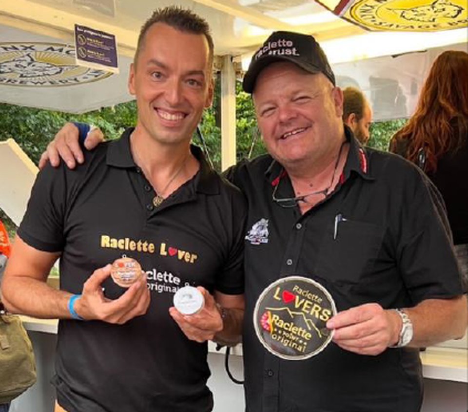 Milan Kolář s priateľom a nálepkami Raclette Lovers na festivale