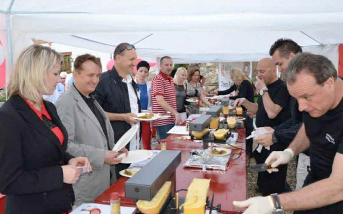 Open Raklet Festival v hotelu Katharein, servírování raclette pod stanem
